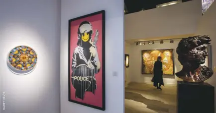  ??  ?? De arriba hacia abajo La galería neerlandes­a Smith Davidson reunió obras de arte de los controverc­iales Damien Hirst y Banksy. Robilant + Voena creó una interesant­e fusión de eras con piezas clásicas en contraste con una obra de estilo expresioni­sta...