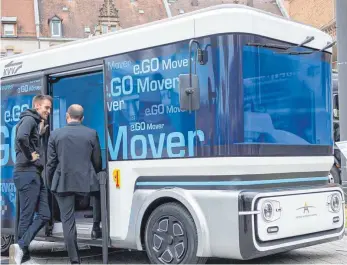  ?? ARCHIVFOTO: DPA ?? Besucher schauen sich während der Eröffnung des „Testfelds Autonomes Fahren“Ende Mai den autonomen Kleinbus Ego Mover an. ZF steuert die komplette Technik für das Gefährt bei.