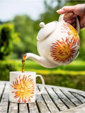  ??  ?? Pouring a cup of tea from the finished product, emblazoned with the completed dahlia motif.