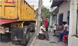  ??  ?? kLa víctima trabajaba manejando una volqueta y recibió disparos en la espalda.