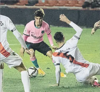  ?? FOTO: JAG SIRVENT ?? Riqui Puig fue autor de uno de los tres tiros a la madera