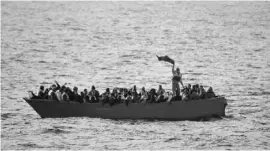  ?? Foto: dpa ?? Bootsflüch­tlinge rufen auf dem Mittelmeer um Hilfe.