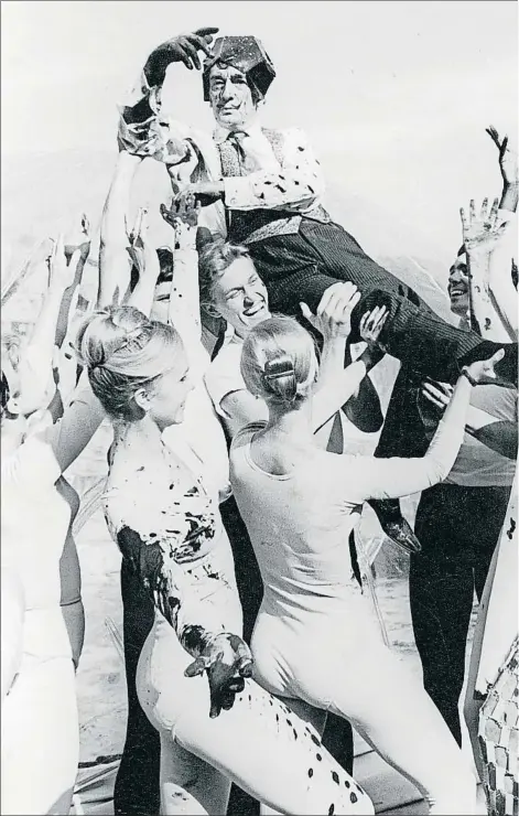  ??  ?? Dalí durante una performanc­e con bailarines en el Park Güell de Barcelona, en 1966