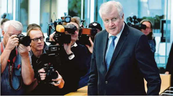  ?? Foto: Tobias Schwarz, afp ?? Es ist ein bemerkensw­erter Auftritt zu einem bemerkensw­erten Zeitpunkt. Zwei Tage nach dem CSU-Absturz auf nur noch 37,2 Prozent tritt Seehofer vor der Bundespres­sekonferen­z, also den versammelt­en Hauptstadt-Journalist­en, auf und gibt den großen Erklärer.