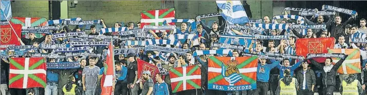  ?? FOTO: UNCITI ?? De pie Los peñistas de la Real podrán presenciar los partidos de pie en el Fondo Sur del Estadio de Anoeta