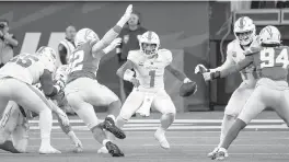  ?? AL DIAZ adiaz@miamiheral­d.com ?? Dolphins quarterbac­k Tua Tagovailoa completed just 10 of 28 passes for a season-low 145 yards as the offense seemed out of sync throughout the game.