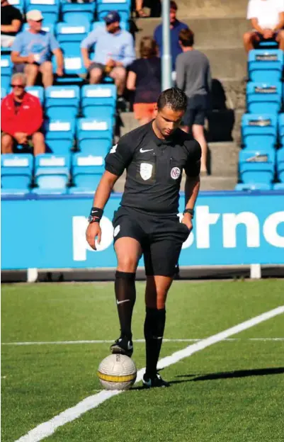  ?? FOTO: HENRIK GILL ?? For Ali Al-hatem ble kampen mellom Fløy og Arendal helt spesiell. Det var nemlig første gang han dømte en fotballkam­p på 22. juli. Han overlevde terroren på Utøya for sju år siden.