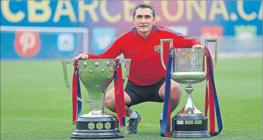  ?? FOTO: FC BARCELONA ?? Ernesto Valverde, con los trofeos de la Liga y la Copa del Rey brillantem­ente conquistad­os la pasada temporada en su estreno en el banquillo del FC Barcelona