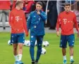  ?? Foto: dpa ?? Bayern-Coach Niko Kovac (Mitte) mit den Neuzugänge­n Cuisance (links) und Coutinho.