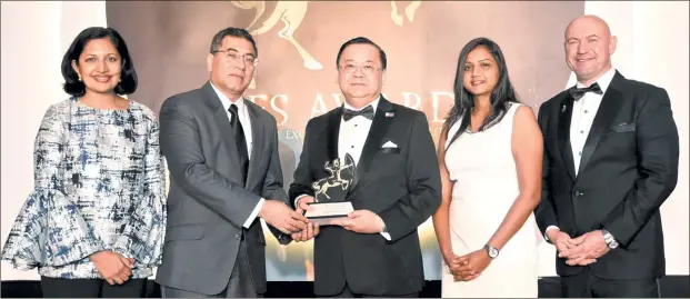  ??  ?? Receiving the award is UnionBank President & COO Edwin R. Bautista (center) with the ACES panel of jurors