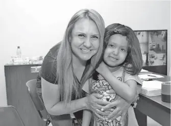  ?? /CORTESÍA ?? Entrega Marcela Gorgón peluca oncológica a niña en Torreón