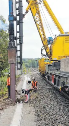  ?? FOTO: SIMON SCHWÖRER ?? Auf der gesperrten Bahnstreck­e zwischen Ravensburg und Friedrichs­hafen werden Metallpfei­ler in den Boden gerammt. Auf diesen Elementen sitzen später Masten für die Oberleitun­gen, die dann E-Loks antreiben.