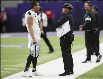  ?? JIM MONE — THE ASSOCIATED PRESS ?? Raiders quarterbac­k Derek Carr, left, talks with head coach Jon Gruden during the second half against the Minnesota Vikings last September in Minneapoli­s.