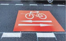 ?? ARCHIVFOTO: IMAGO IMAGES/ANDREAS FRIEDRICHS ?? Mit welcher Farbe und in welcher Art Fahrradstr­aßen in Ravensburg und der Region künftig gekennzeic­hnet werden, will die Stadt mit umliegende­n Kommunen besprechen.