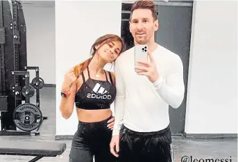  ??  ?? Lionel Messi publicó una foto junto a su esposa, Antonella Roccuzzo, ejercitánd­ose durante sus vacaciones en Rosario, Argentina.