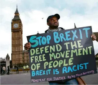  ?? Daniel Leal-Olivas/AFP ?? Manifestan­te contrário ao “brexit” protesta em frente ao Parlamento, em Londres