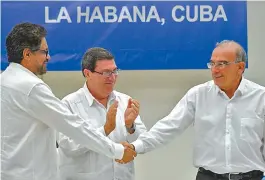  ??  ?? Iván Márquez cumpriment­a representa­nte Humberto de la Calle