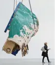  ?? Foto: Boris Roessler, dpa ?? Kunst mit dem Elend der Welt: Ein Werk von G. Galindo, das aus Wracks von Flüchtling­sbooten besteht.