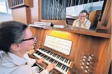  ?? RP-FOTO: ABZ ?? Annette Heber (55) bringt mit ihrem Orgelspiel ordentlich klang in die evangelisc­he Kirche in Düssel. Am Herzen liegt ihr der Chor der Gemeinde.