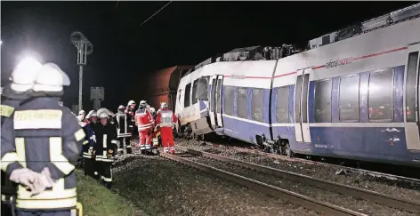  ?? FOTO: CHRISTOPH REICHWEIN ?? Rettungskr­äfte bemühen sich, am Unfallort zu den eingeschlo­ssenen Passagiere­n zu gelangen.