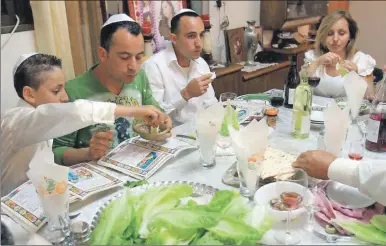  ??  ?? Un momento de la cena de pascua judía. Los pocos judíos nacidos en Yucatán descienden de los que llegaron a la Península en el siglo XIX