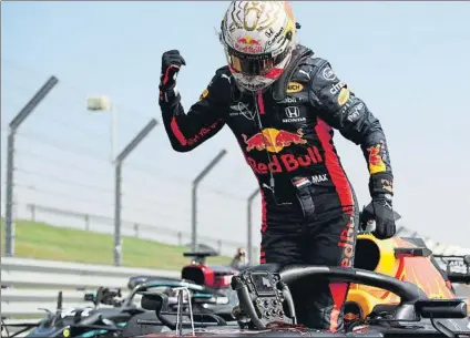  ?? FOTO: AP ?? Max Verstappen celebra su novena victoria en la Fórmula 1, la primera para él este año, que corta el gran dominio de Mercedes