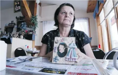  ?? GLENN LOWSON/for Postmedia News ?? Wanda Doubt with a photo of her brother, Wilbert Bartley, who was killed by RCMP officers in Kamloops, B.C. While a May
2012 inquest provided “a little bit of solace” Wanda also adds that “no one learned anything from it.”