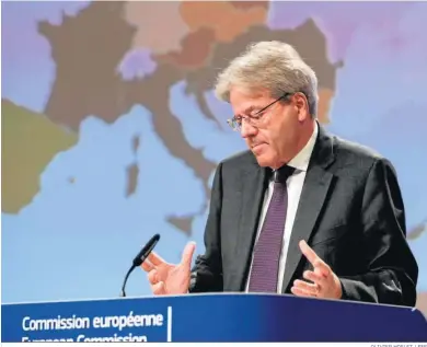  ?? OLIVIER HOSLET / EFE ?? Paolo Gentiloni, comisario de Economía de la UE, ayer, en rueda de prensa en Bruselas.