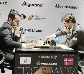  ?? FOTO: EFE ?? Ian Nepomniach­tchi y Magnus Carlsen se juegan el título mundial en Dubai