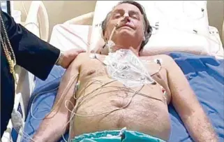  ??  ?? BOLSONARO. El presidente divulgó la foto en el hospital de Brasilia mientras le hacían estudios.