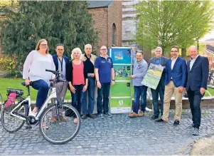  ??  ?? Eine große Gruppe kümmert sich um den Fahrradfrü­hling. Nicole Stoffels (l.) vom Stadtmarke­ting und Bürgermeis­ter Peter Jansen (3.v.r.) freuen sich über das Engagement der verschiede­nen Akteure.