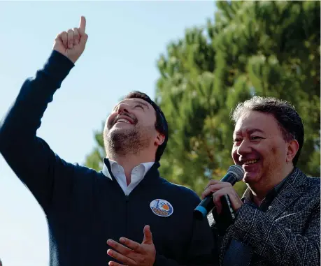  ??  ?? In Calabria Il leader della Lega Matteo Salvini, 46 anni, ieri durante il comizio elettorale a Riace. Con lui sul palco il sindaco del Comune in provincia di Reggio Calabria Antonio Trifoli, 49