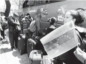  ??  ?? SITUACIÓN.Venezolano­s, en su éxodo, tienen problemas para estudiar.