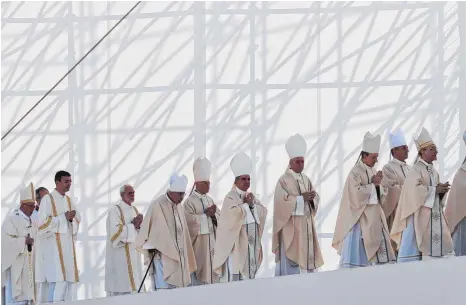  ?? FOTO: DPA ?? Schlägt die katholisch­e Kirche einen neuen Weg ein? Papst Franziskus (ganz links) hat die Debatte um den Zölibat neu entfacht.