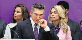  ?? LAURA LOVERA ?? Alejandro Moreno, presidente del PRI en conferenci­a de prensa con las denunciant­es