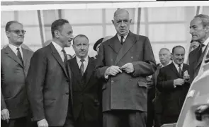  ??  ?? La importanci­a del automóvil. Salón de París de 1966, el presidente Pierre Dreyfus (segundo por la izquierda) presenta al Presidente de la República Charles de Gaulle el Renault 4.
