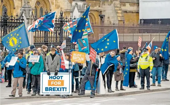  ?? EFE ?? Pro y anti Brexit se manifiesta­n junto al Parlamento de Londres, un día antes de la votación histórica en el Reino Unido/