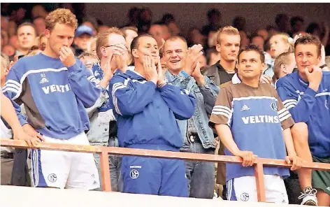  ?? FOTO: IMAGO IMAGES ?? Die Schalker (v.l.) Niels Oude Kamphuis , Huub Stevens, Olaf Thon und Tomasz Hajto stehen am Saisonende 2001 enttäuscht auf der Tribüne.