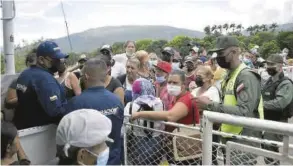  ?? FOTO COLPRENSA ?? Colombiano­s que residen en Venezuela trataron de pasar la frontera para votar en Cúcuta. Ante la negativa de la Guardia Nacional Venezolana, se presentaro­n choques.