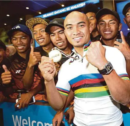  ?? [FOTO LUQMAN HAKIM ZUBIR/BH] ?? Kejayaan Azizulhasn­i meraih pingat emas pada Kejohanan Dunia Trek UCI, Hong Kong, Khamis lalu membanggak­an peminat sukan dan rakyat Malaysia.