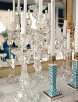  ??  ?? Cazatesoro­s. La propietari­a de la vivienda rastrea tesoros, como su colección de candelabro­s y fanales
de cristal, a lo largo y ancho del globo.