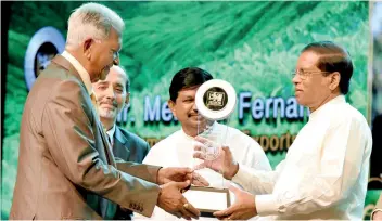  ??  ?? Dilmah Tea Chairman & Founder Merrill J. Fernando was last week presented a “Lifetime Service Award” from President Maithripal­a Sirisena for his services to the industry. The award was made at the National Tea Awards 2017 held at the Nelum Pokuna in...