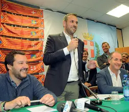  ??  ?? In corsa Mario Conte, candidato di Lega e Forza Italia, con Salvini e Zaia