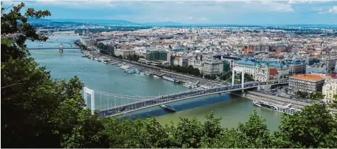  ?? Foto: Jasmin Weinzierl ?? Zugegeben, man muss sich etwas sportlich betätigen. Dafür wird man am Ende mit diesem schönen Ausblick über die ungarische Hauptstadt belohnt.