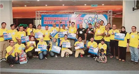  ??  ?? Kajang Council president Mohd Sayuthi Bakar (standing ninth from right ) with winners of the MPKj Media Bowling Tournament.