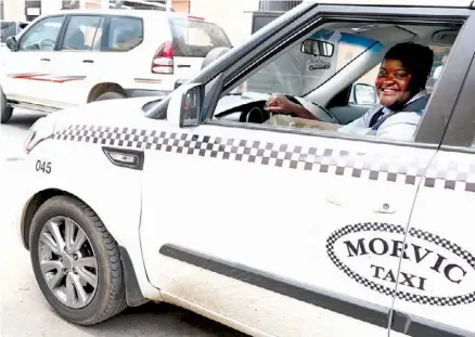  ?? EDUARDO PEDRO ?? As mulheres que abraçam a profissão de taxista são admiradas pela coragem de enfrentar o preconceit­o e fazem o trabalho com prazer