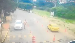  ??  ?? En un video de seguridad, a la entrada de la Brigada 30, del Ejército, se observa cuando el conductor llega en la camioneta y luego de hablar con el soldado y una pequeña revisión, ingresa a cometer el atentado.