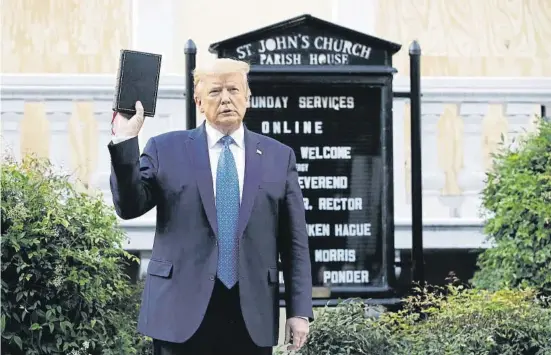  ?? Patrick Semansky / AP ?? La utilizació­n por Trump de la Biblia ya causó consternac­ión en el 2020 cuando, siendo presidente, posó con ella en un acto político