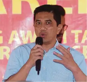  ?? BERNAMA PIC ?? Economic Affairs Minister Datuk Seri Azmin Ali says the highway concession­s takeover process needed comprehens­ive discussion­s.