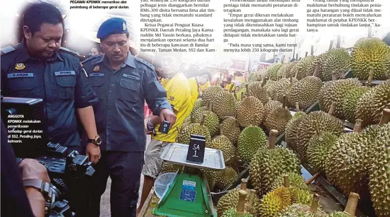  ??  ?? ANGGOTA
KPDNKK melakukan pemeriksaa­n terhadap gerai durian di SS2, Petaling Jaya, kelmarin.